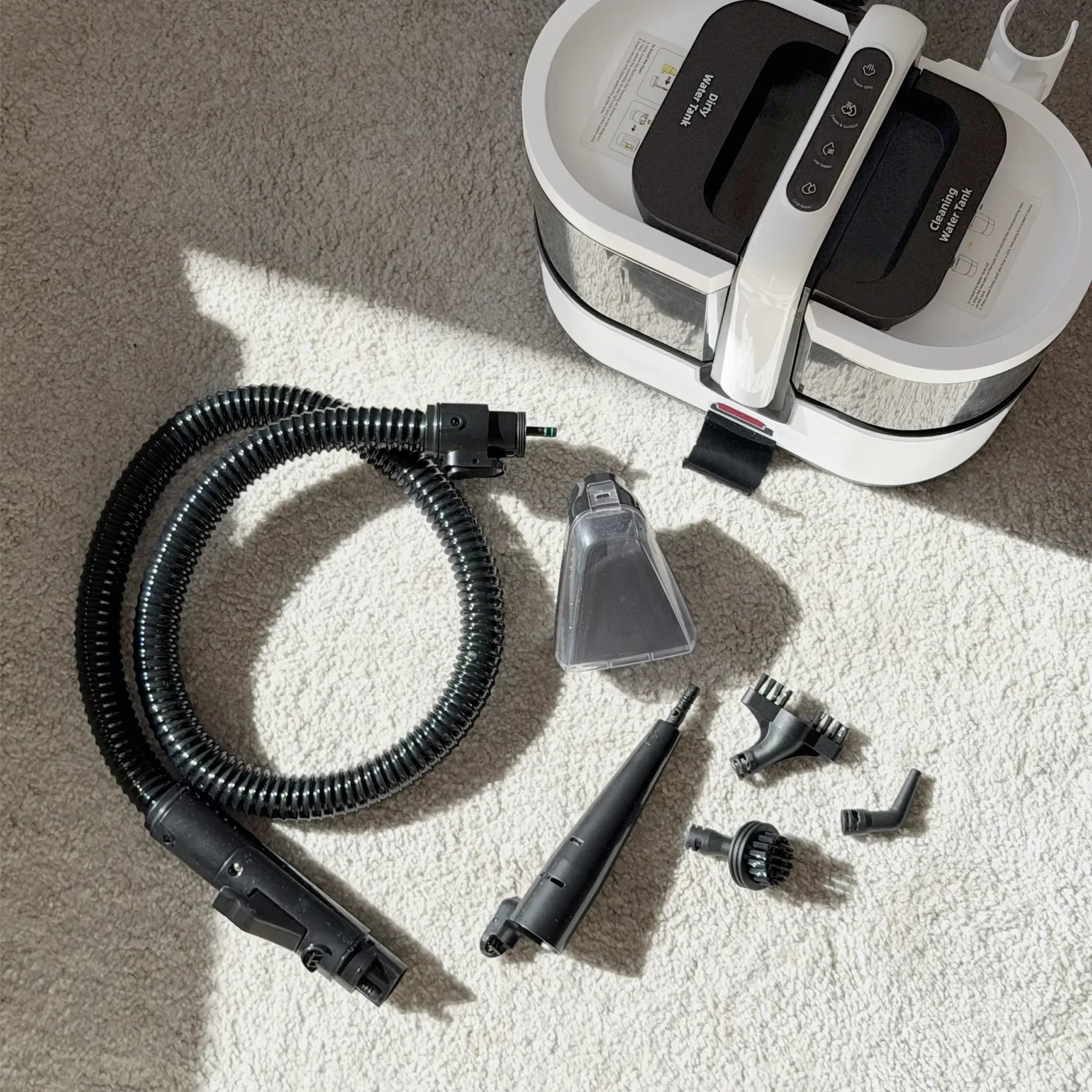LuxeSteam Pro et ses accessoires posés sur un tapis