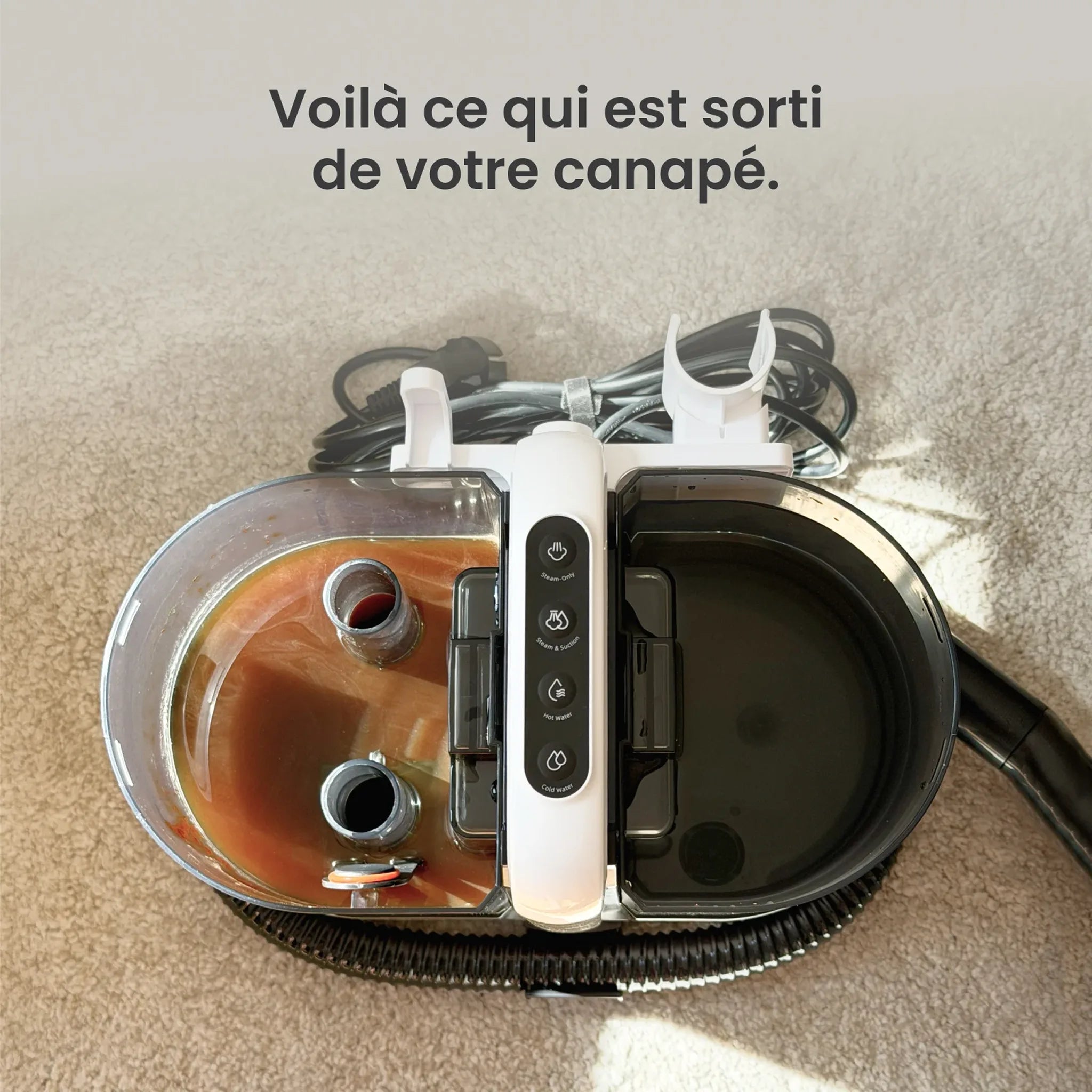 Réservoir d'eau sale après le nettoyage d'un canapé